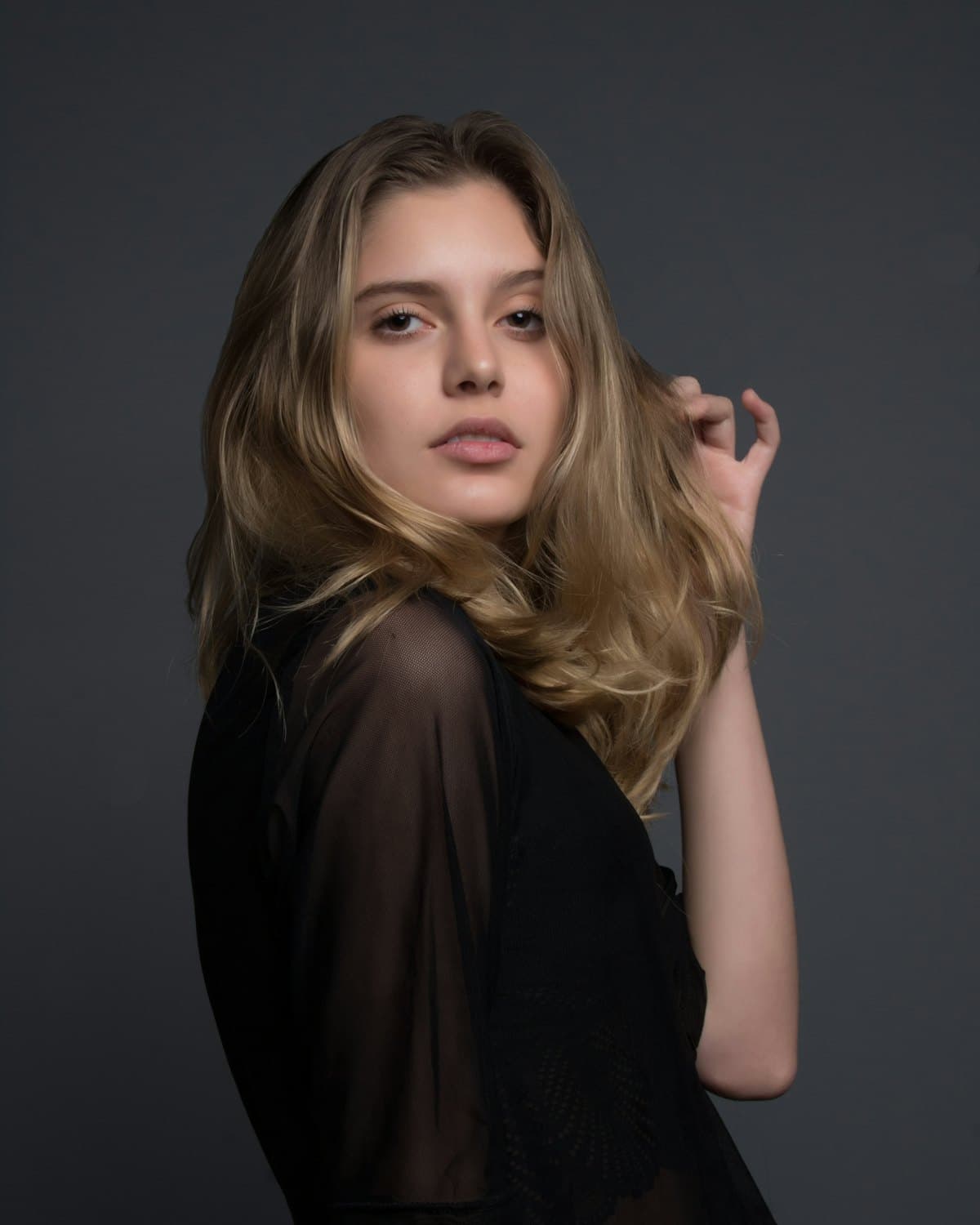 Retrato editorial em luz baixa