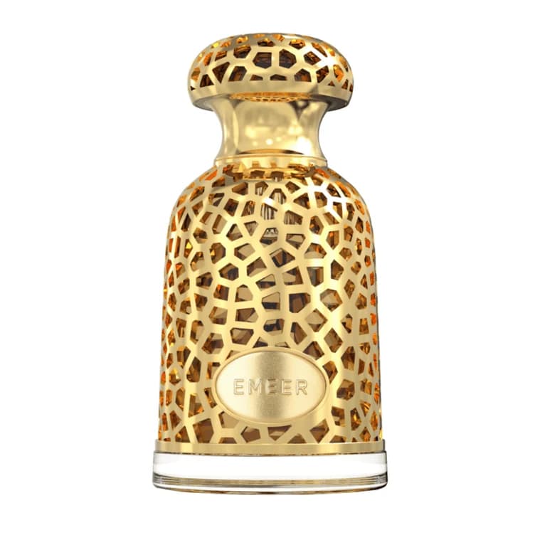 Frasco do perfume Emeer, da Lattafa, com trama dourada vazada sobre o vidro âmbar